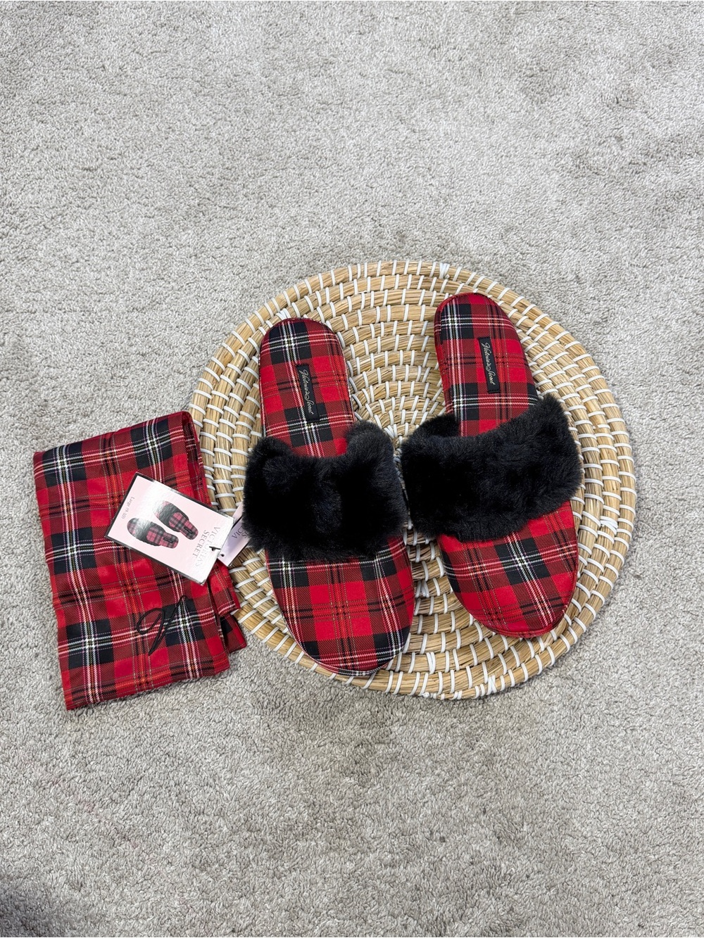 NWT Victoria’s Secret Women’s Signature Satin Fur Slippers in Red Plaid L(9-10)